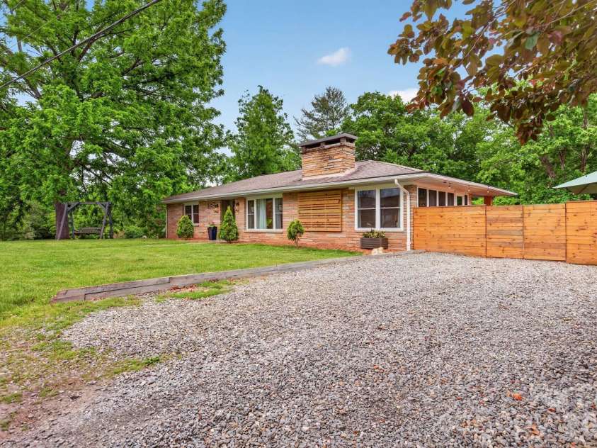 140 Dunbar Street, Bryson City, NC 28713.  MLS# CAR4382770, YatesRealty ID 22427. 