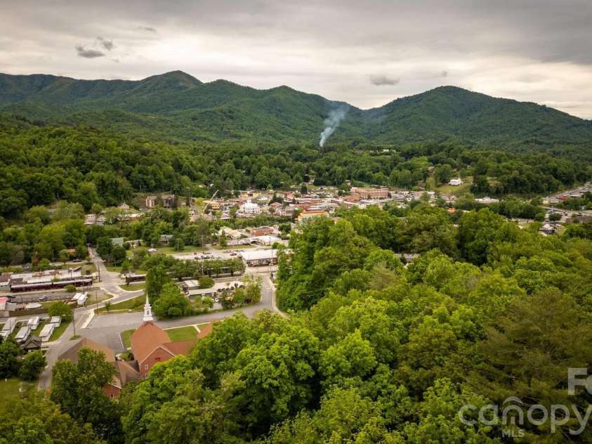 140 Dunbar Street, Bryson City, NC 28713.  MLS# CAR4382770, YatesRealty ID 22427. 