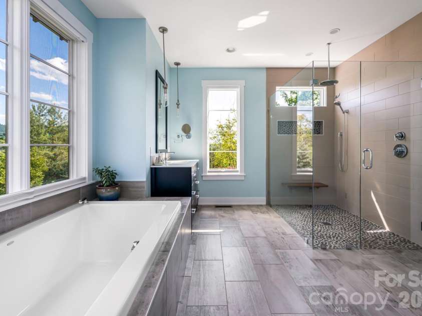 96 Gibson Road, Asheville, NC 28804.  MLS# CAR4346297, YatesRealty ID 22433. Primary Bath
