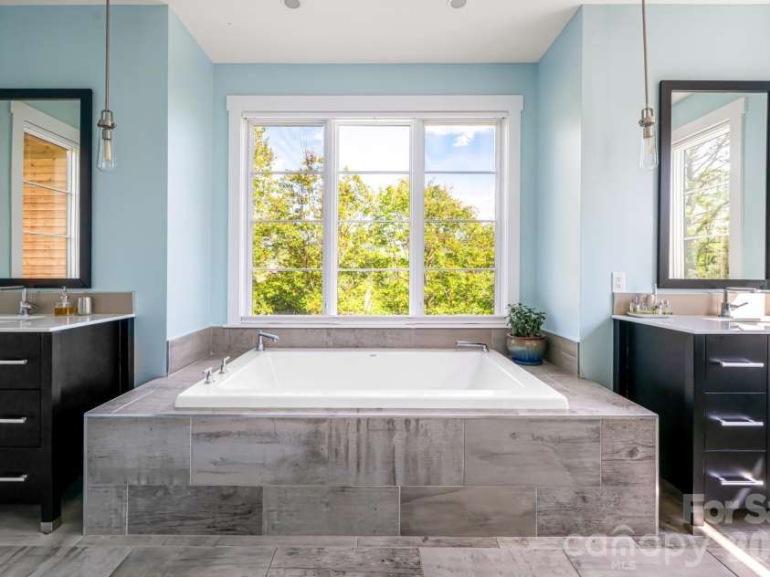 96 Gibson Road, Asheville, NC 28804.  MLS# CAR4346297, YatesRealty ID 22433. Primary Bath