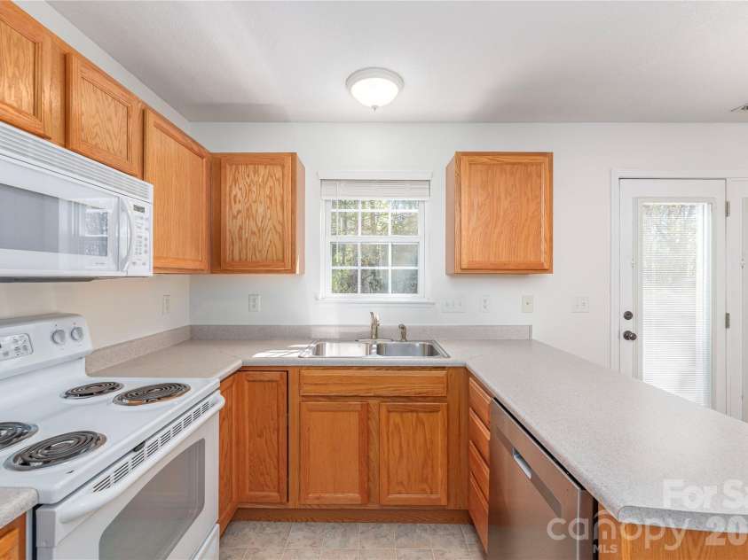 46 Chesire Way, Fletcher, NC 28732.  MLS# CAR4373703, YatesRealty ID 22434. New dishwasher
