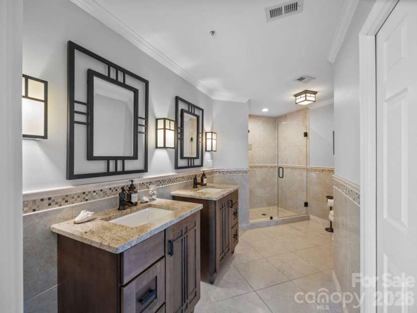 17925 Kings Point Drive, Cornelius, NC 28031.  MLS# CAR4415579, YatesRealty ID 22437. 