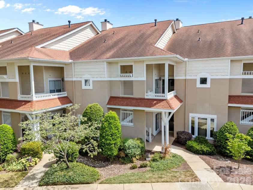 17925 Kings Point Drive, Cornelius, NC 28031.  MLS# CAR4415579, YatesRealty ID 22437. 