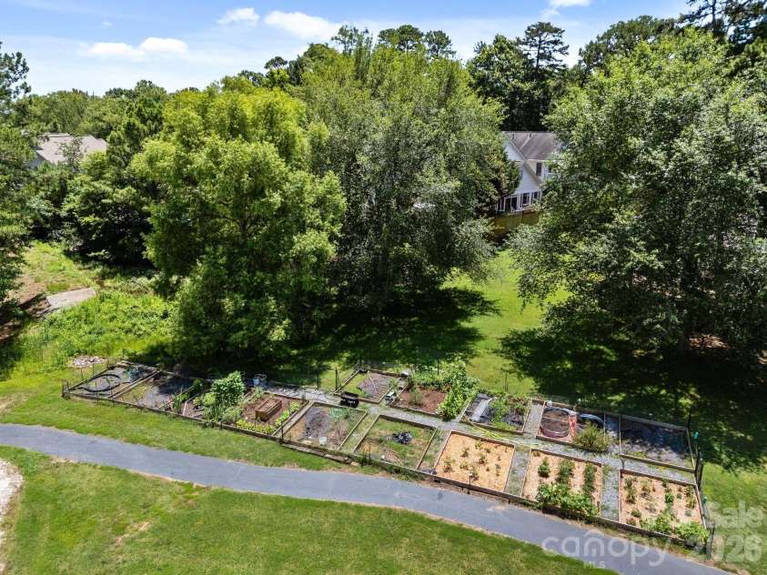 17925 Kings Point Drive, Cornelius, NC 28031.  MLS# CAR4415579, YatesRealty ID 22437. 