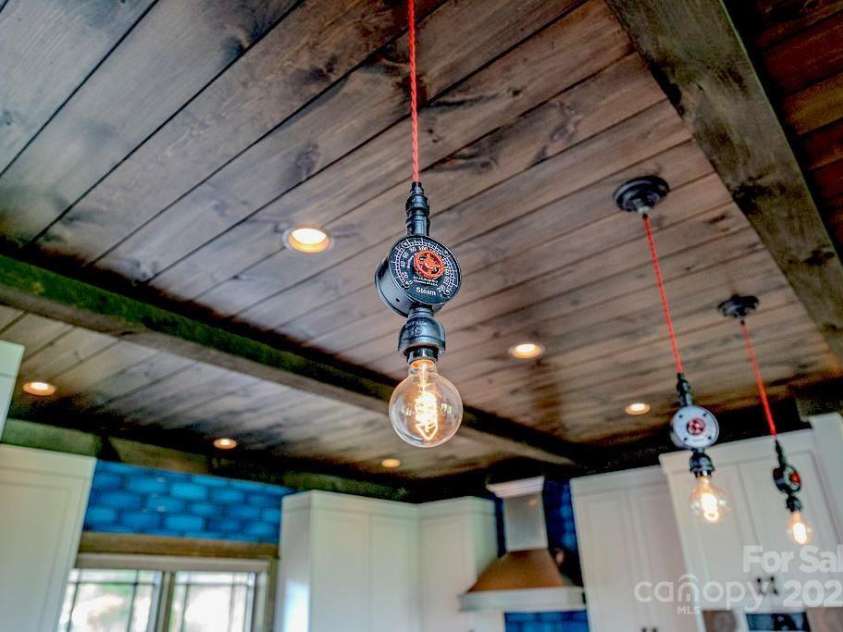 706 Silver Springs Drive, Banner Elk, NC 28604.  MLS# CAR4275009, YatesRealty ID 22440. Kitchen Sconces