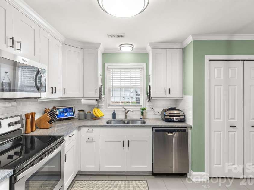 100 Centerview Street, Belmont, NC 28012.  MLS# CAR4378611, YatesRealty ID 22441. 