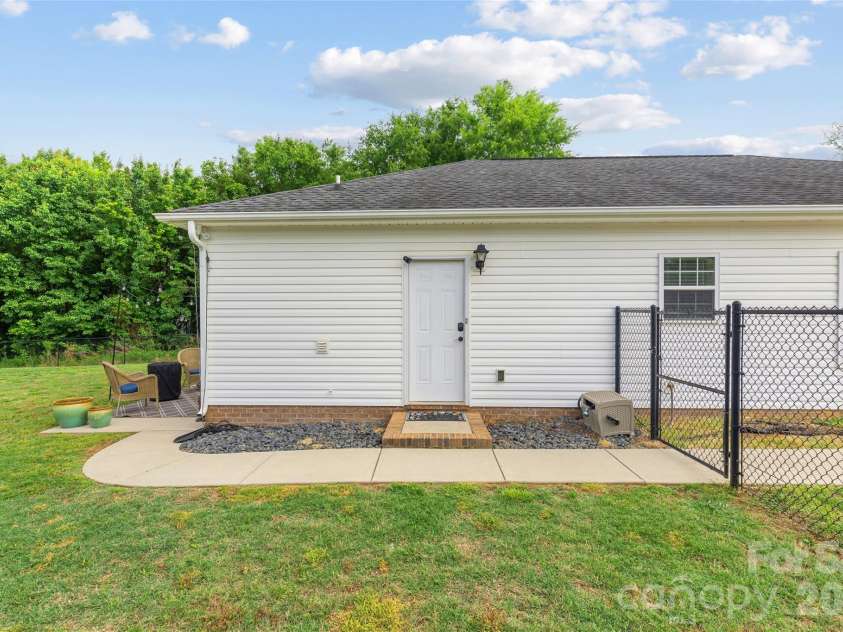 100 Centerview Street, Belmont, NC 28012.  MLS# CAR4378611, YatesRealty ID 22441. 