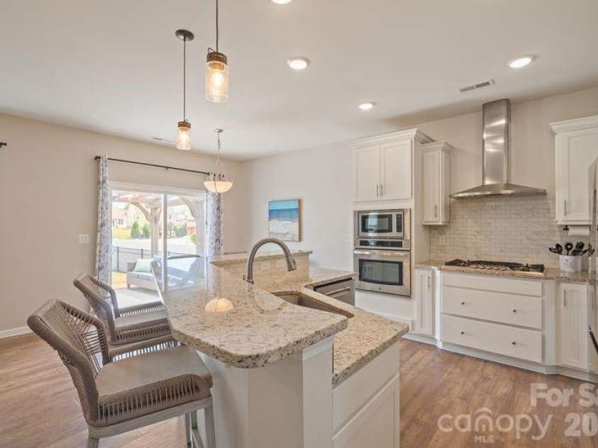 113 Lantern Acres Drive, Mooresville, NC 28115.  MLS# CAR4373088, YatesRealty ID 22443. Nice island seating