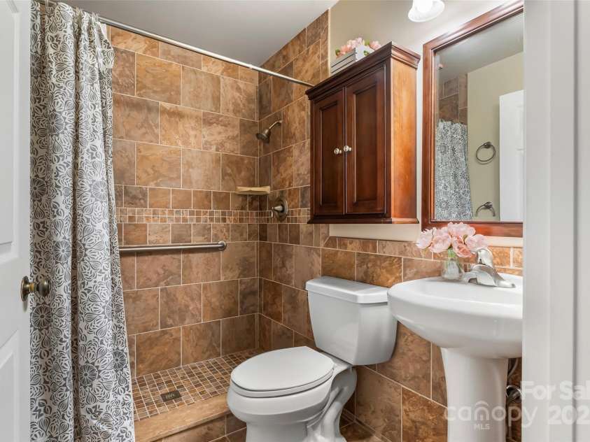 684 Woodfield Drive, Waynesville, NC 28786.  MLS# CAR4269678, YatesRealty ID 22443. Full bath in hallway on main
