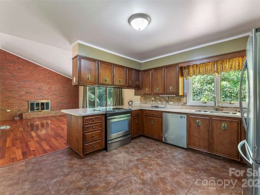 684 Woodfield Drive, Waynesville, NC 28786.  MLS# CAR4269678, YatesRealty ID 22443. Spacious kitchen with lovely tile flooring, breakfast bar, and terrific open space