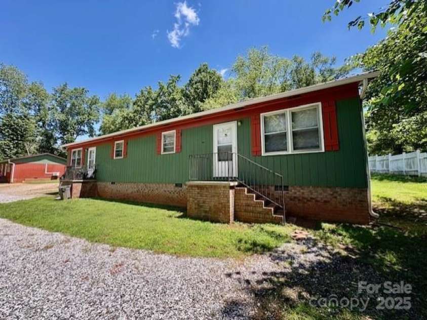 124/126 Polly Street, Morganton, NC 28655.  MLS# CAR4274282, YatesRealty ID 22444. 
