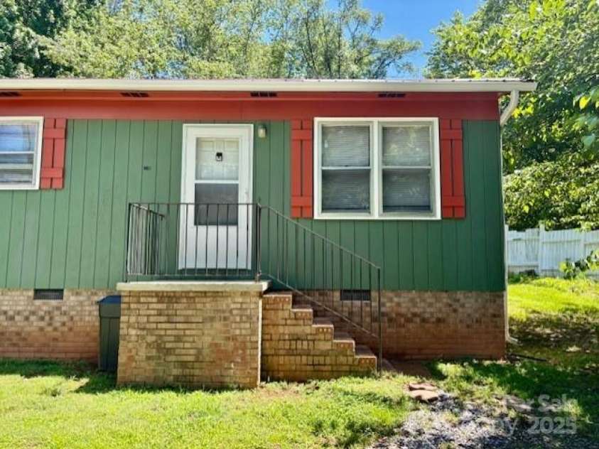 124/126 Polly Street, Morganton, NC 28655.  MLS# CAR4274282, YatesRealty ID 22444. 