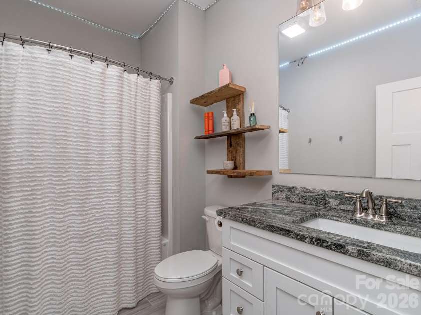 14124 Shelburne Village Drive, Charlotte, NC 28278.  MLS# CAR4363481, YatesRealty ID 22447. Full bath #3