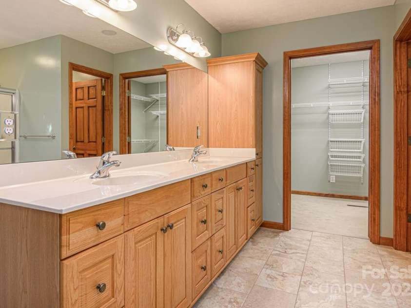 299 Carriage Summitt Way, Hendersonville, NC 28791.  MLS# CAR4273033, YatesRealty ID 22447. Primary Bathroom