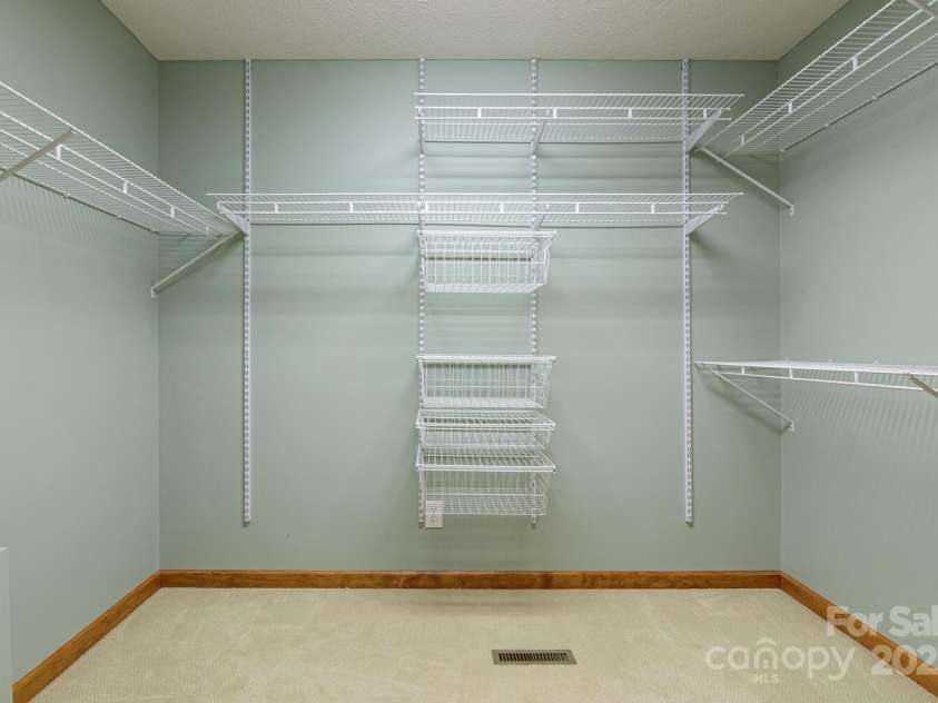 299 Carriage Summitt Way, Hendersonville, NC 28791.  MLS# CAR4273033, YatesRealty ID 22447. Primary Walk-in Closet