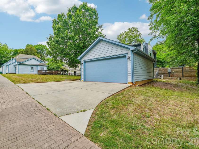 611 37th Street, Charlotte, NC 28205.  MLS# CAR4379542, YatesRealty ID 22449. 