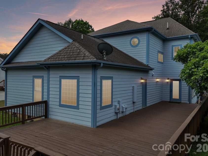 611 37th Street, Charlotte, NC 28205.  MLS# CAR4379542, YatesRealty ID 22449. 