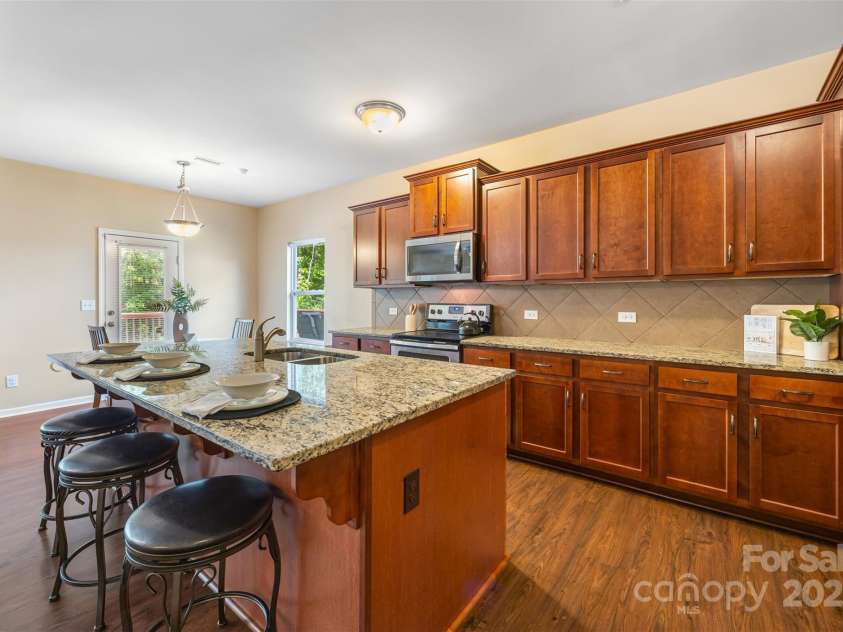 352 Nantucket Way, Rock Hill, SC 29732.  MLS# CAR4234886, YatesRealty ID 22450. Cabinets galore!