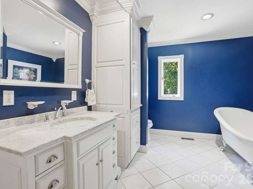 846 Windy Oaks Way, Van Wyck, SC 29720.  MLS# CAR4372947, YatesRealty ID 22450. Primary bath