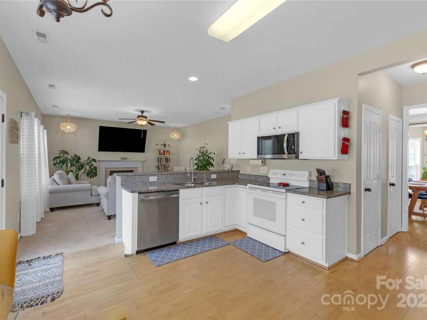 12303 Shadow Ridge Lane, Charlotte, NC 28273.  MLS# CAR4264466, YatesRealty ID 22451. Kitchen