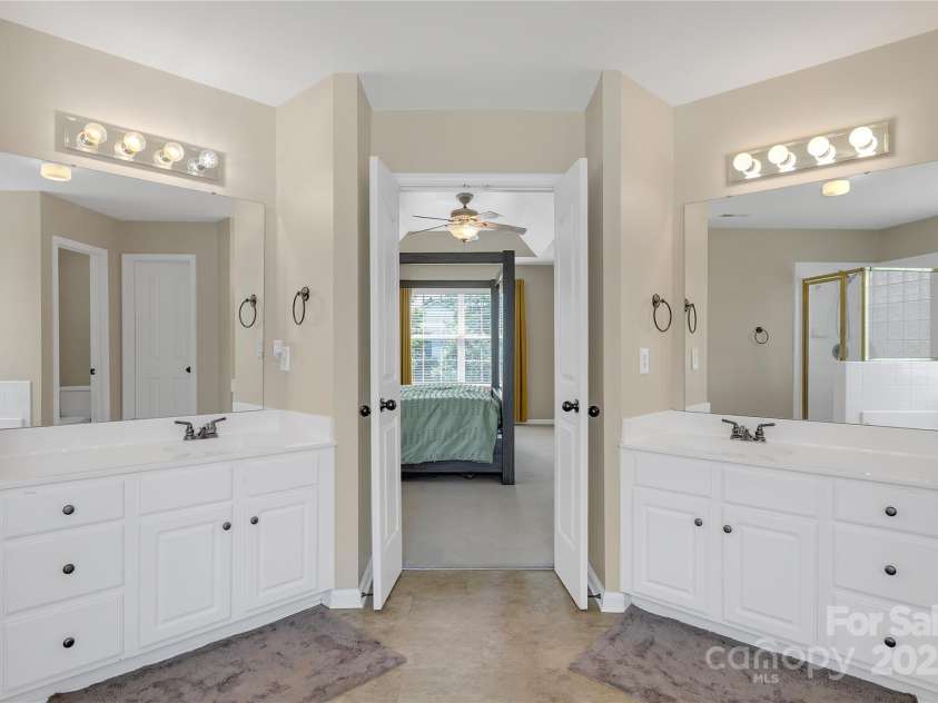 12303 Shadow Ridge Lane, Charlotte, NC 28273.  MLS# CAR4264466, YatesRealty ID 22451. Primary Bath