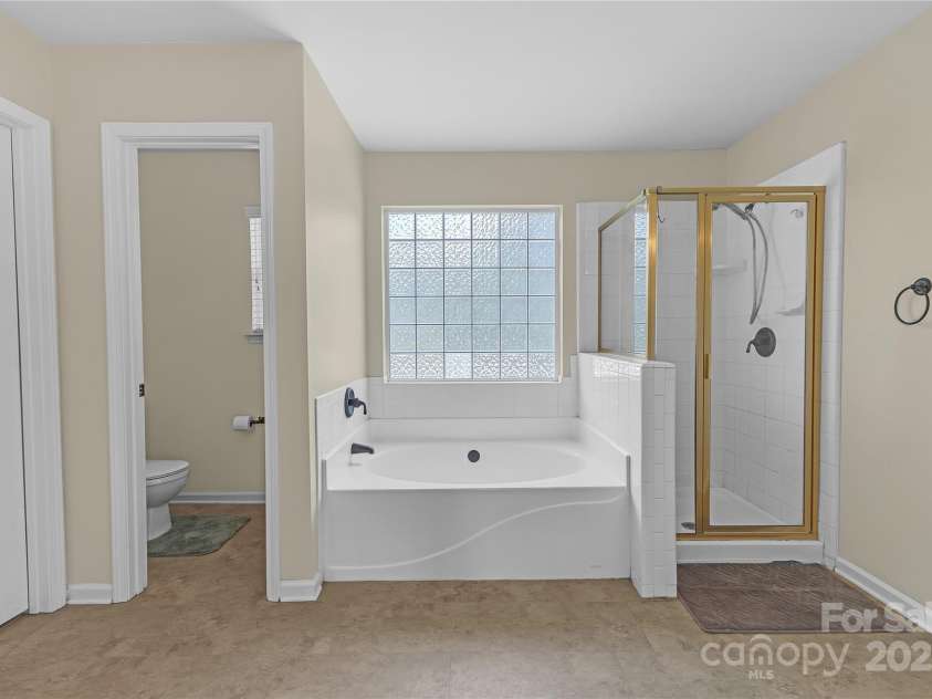 12303 Shadow Ridge Lane, Charlotte, NC 28273.  MLS# CAR4264466, YatesRealty ID 22451. Primary Bath