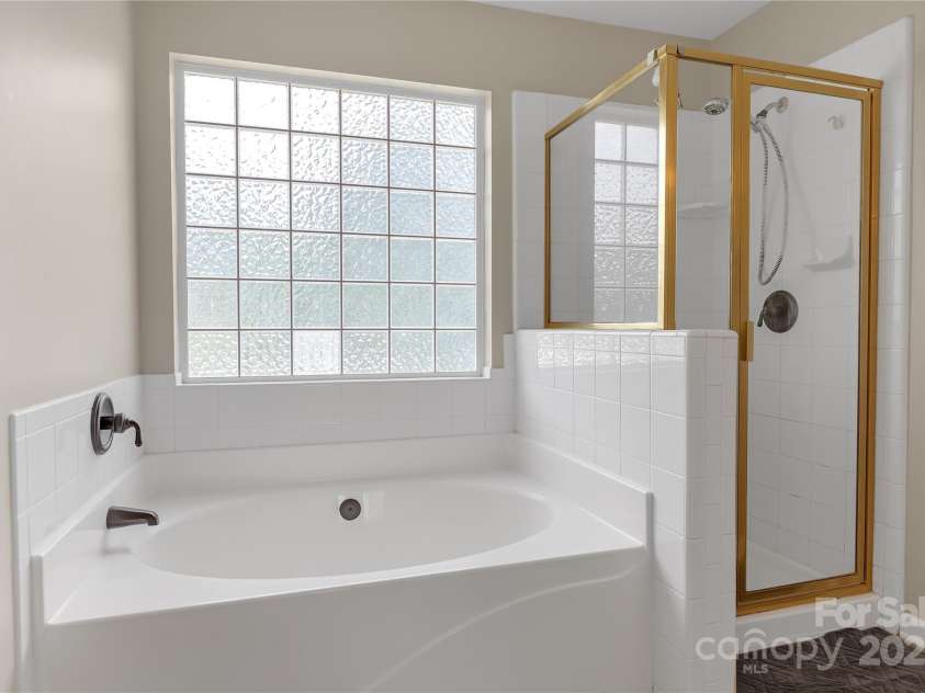 12303 Shadow Ridge Lane, Charlotte, NC 28273.  MLS# CAR4264466, YatesRealty ID 22451. Primary Bath