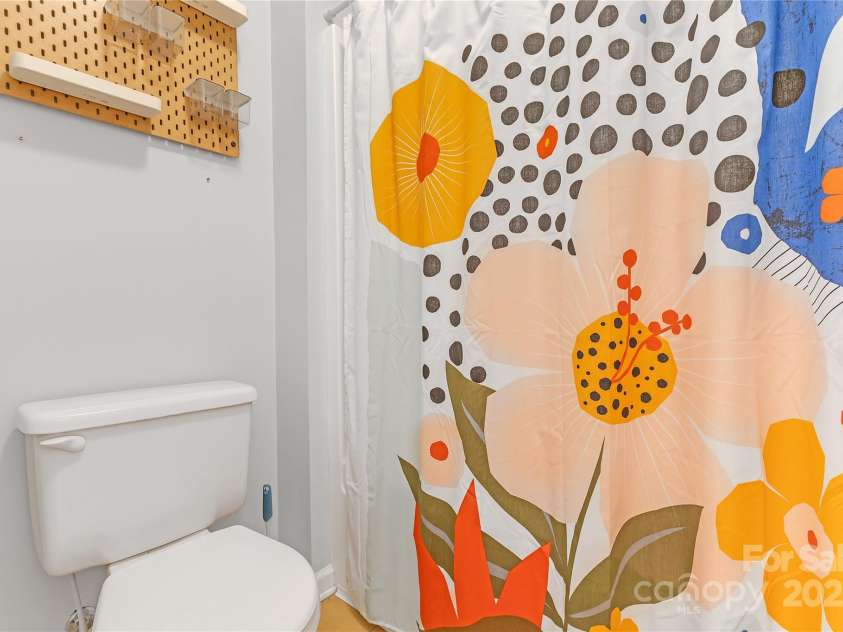 12303 Shadow Ridge Lane, Charlotte, NC 28273.  MLS# CAR4264466, YatesRealty ID 22451. Second Bath