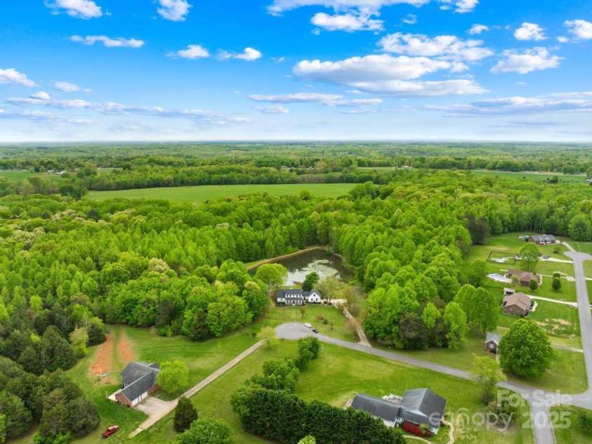 170 Della Drive, Statesville, NC 28625.  MLS# CAR4239883, YatesRealty ID 22452. 