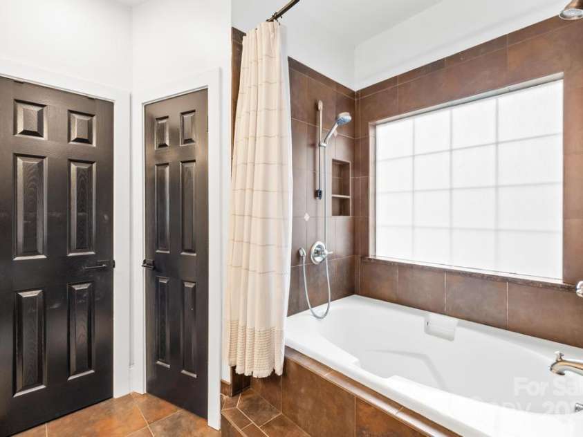 170 Della Drive, Statesville, NC 28625.  MLS# CAR4239883, YatesRealty ID 22452. 