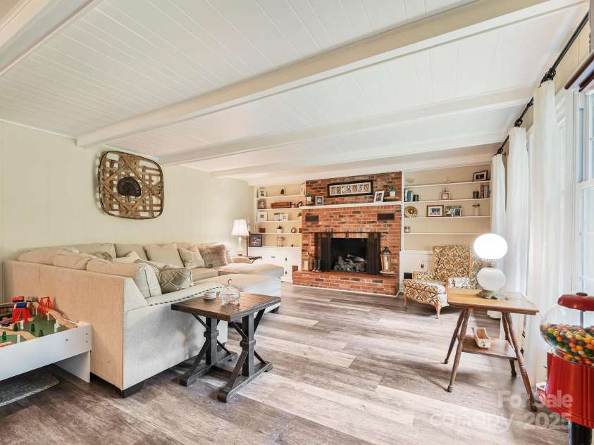 3221 Debbie Drive, Hendersonville, NC 28791.  MLS# CAR4255457, YatesRealty ID 22453. Beautiful Open Living Area