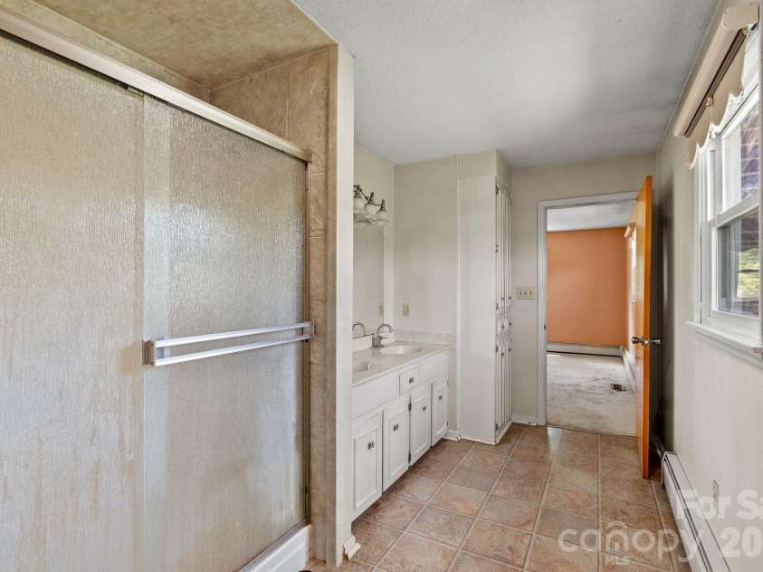 52 Will Smith Lane, Leicester, NC 28748.  MLS# CAR4379317, YatesRealty ID 22454. Full Bath off Primary Bedroom