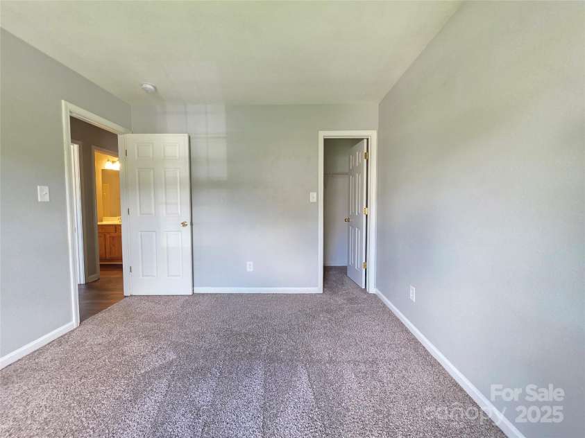 7315 Fig Lane, Charlotte, NC 28215.  MLS# CAR4273557, YatesRealty ID 22455. 