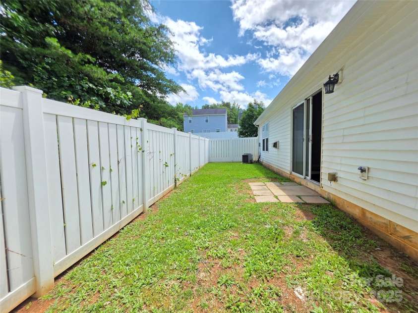 7315 Fig Lane, Charlotte, NC 28215.  MLS# CAR4273557, YatesRealty ID 22455. 