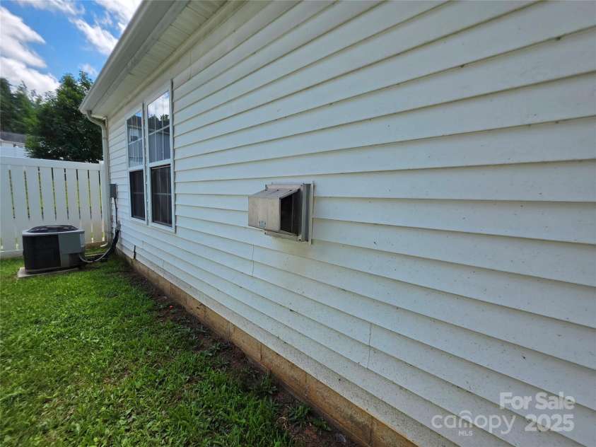 7315 Fig Lane, Charlotte, NC 28215.  MLS# CAR4273557, YatesRealty ID 22455. 