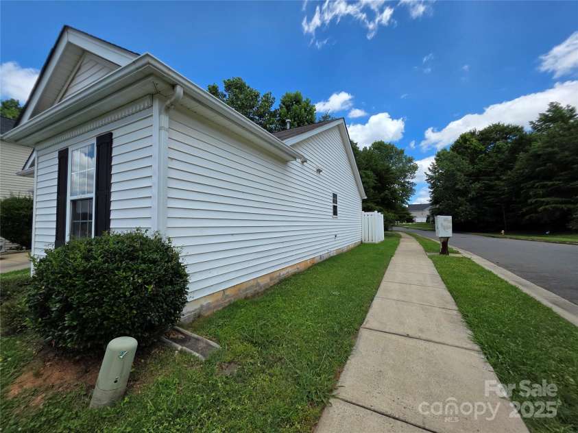 7315 Fig Lane, Charlotte, NC 28215.  MLS# CAR4273557, YatesRealty ID 22455. 