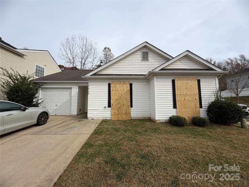 7315 Fig Lane, Charlotte, NC 28215.  MLS# CAR4273557, YatesRealty ID 22455. 