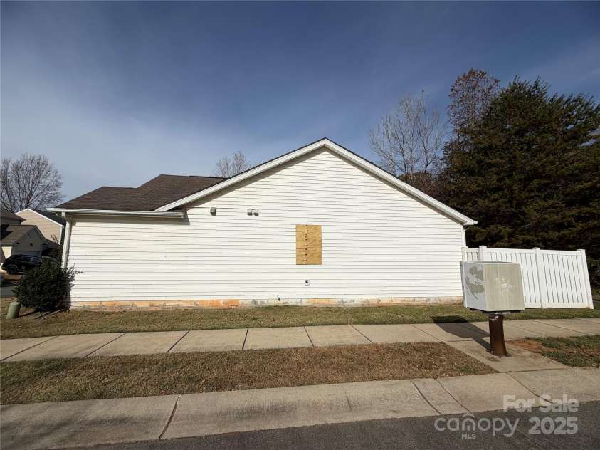 7315 Fig Lane, Charlotte, NC 28215.  MLS# CAR4273557, YatesRealty ID 22455. 