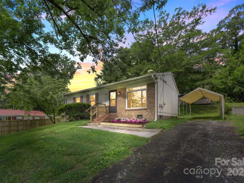 1075 Parkview Drive, Gastonia, NC 28054.  MLS# CAR4260732, YatesRealty ID 22456. 