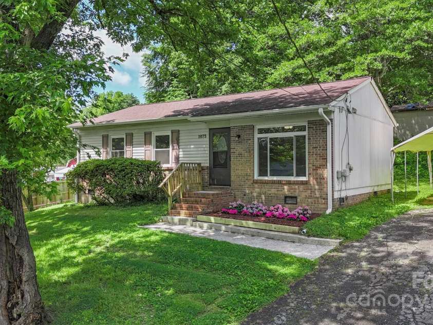 1075 Parkview Drive, Gastonia, NC 28054.  MLS# CAR4260732, YatesRealty ID 22456. 