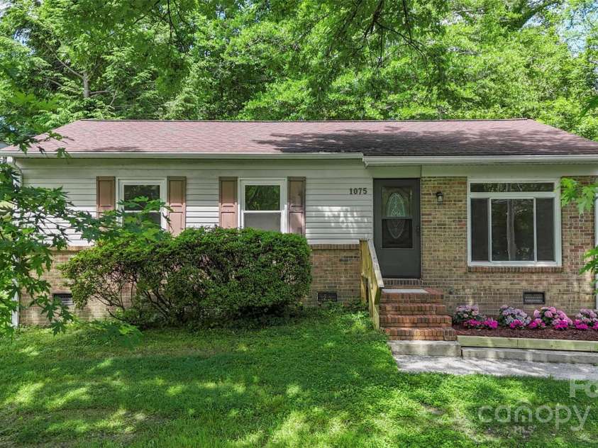 1075 Parkview Drive, Gastonia, NC 28054.  MLS# CAR4260732, YatesRealty ID 22456. 