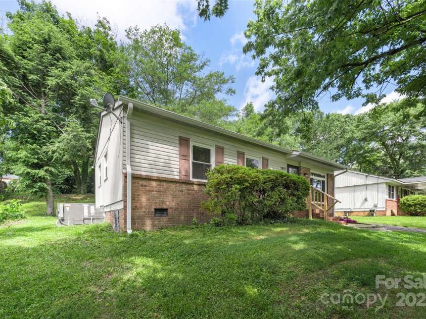 1075 Parkview Drive, Gastonia, NC 28054.  MLS# CAR4260732, YatesRealty ID 22456. 
