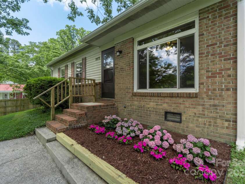 1075 Parkview Drive, Gastonia, NC 28054.  MLS# CAR4260732, YatesRealty ID 22456. 