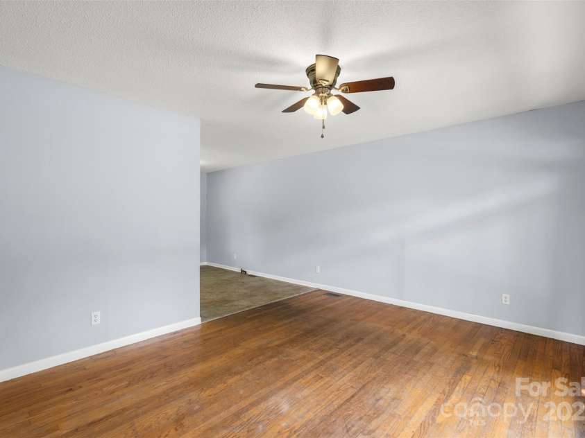 1075 Parkview Drive, Gastonia, NC 28054.  MLS# CAR4260732, YatesRealty ID 22456. 