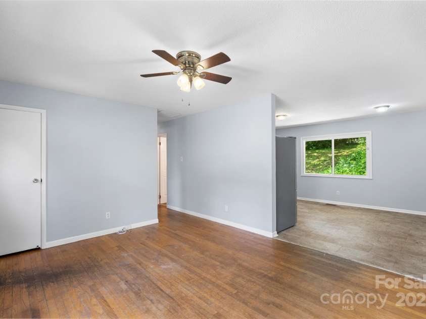 1075 Parkview Drive, Gastonia, NC 28054.  MLS# CAR4260732, YatesRealty ID 22456. 