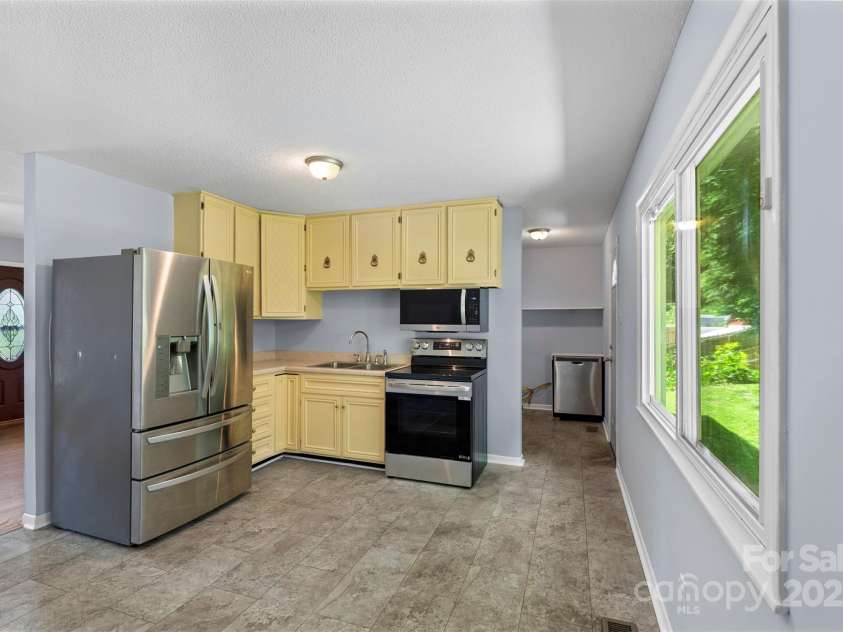 1075 Parkview Drive, Gastonia, NC 28054.  MLS# CAR4260732, YatesRealty ID 22456. 