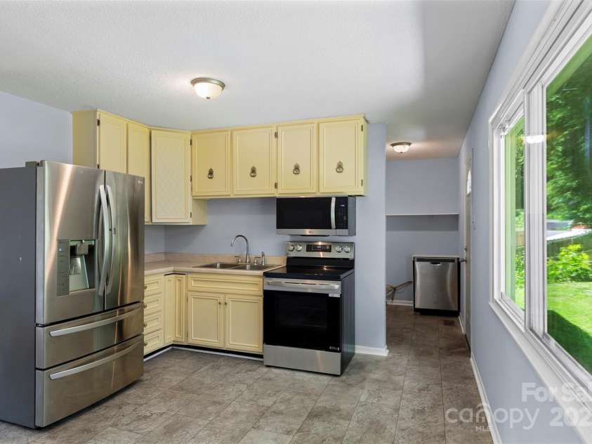 1075 Parkview Drive, Gastonia, NC 28054.  MLS# CAR4260732, YatesRealty ID 22456. 