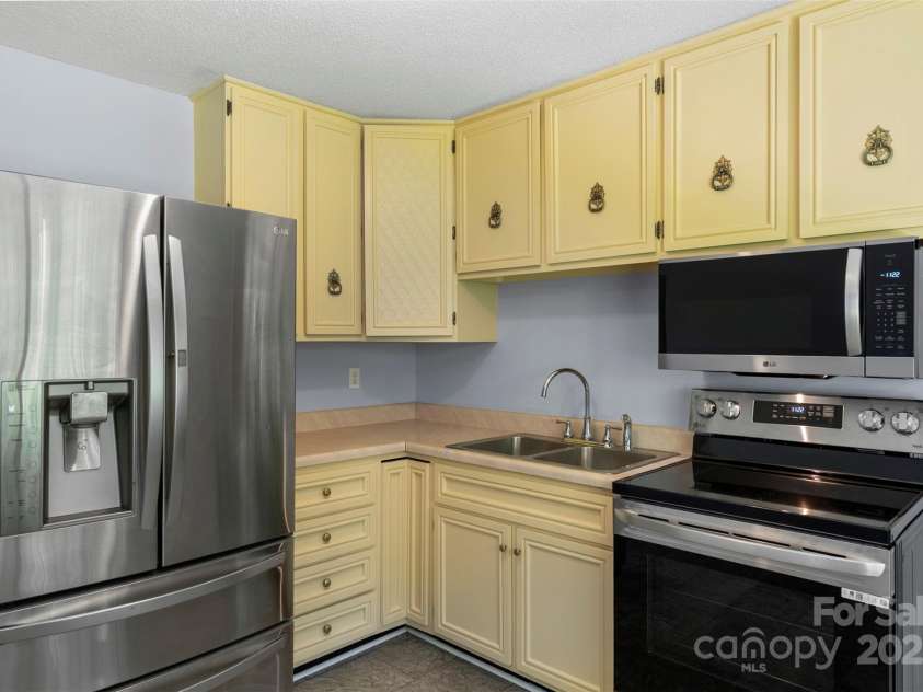 1075 Parkview Drive, Gastonia, NC 28054.  MLS# CAR4260732, YatesRealty ID 22456. 