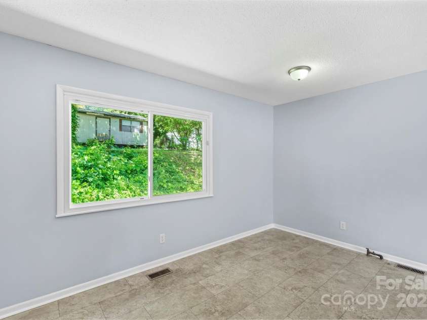 1075 Parkview Drive, Gastonia, NC 28054.  MLS# CAR4260732, YatesRealty ID 22456. 