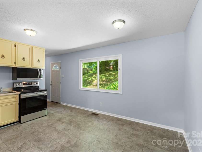 1075 Parkview Drive, Gastonia, NC 28054.  MLS# CAR4260732, YatesRealty ID 22456. 